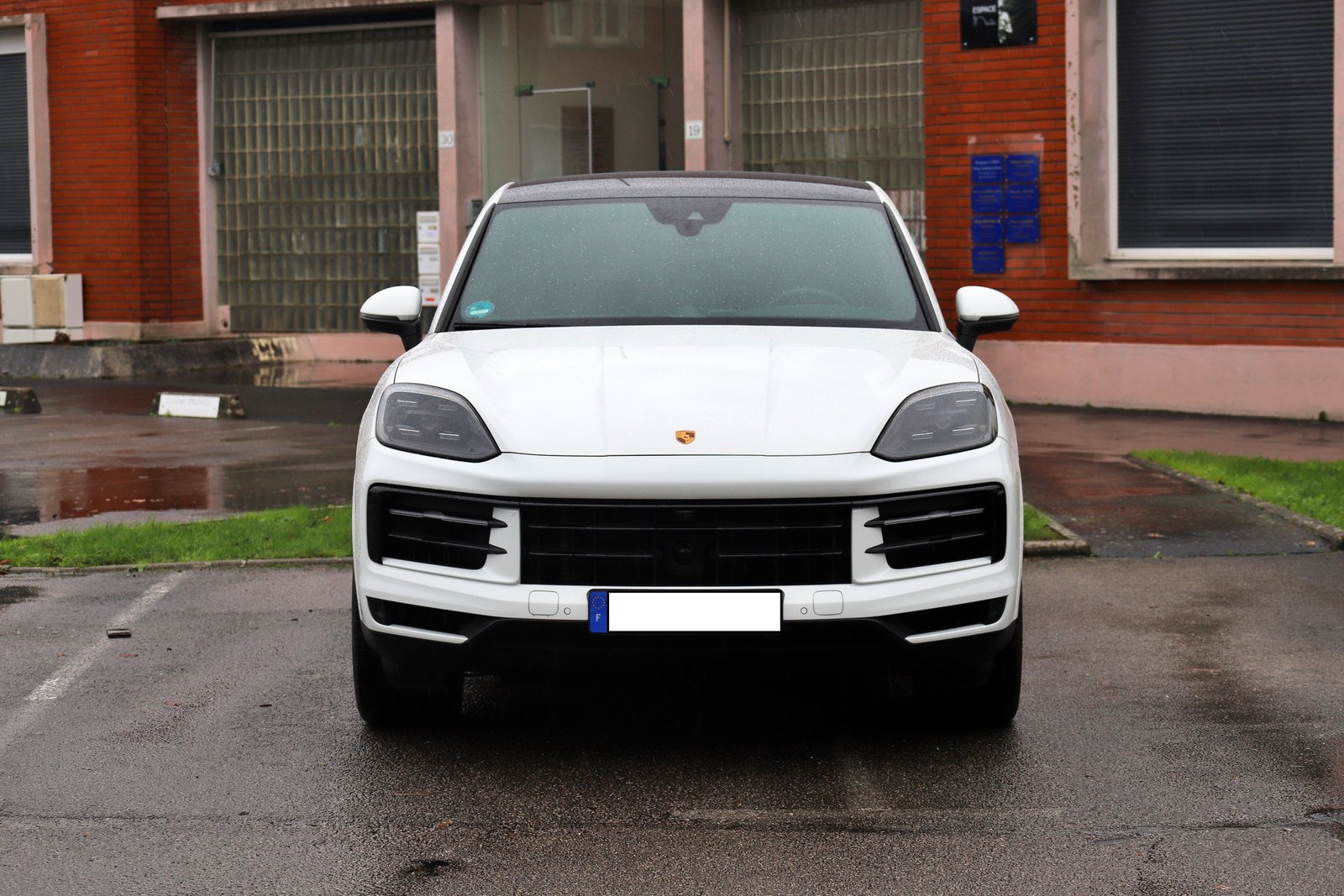 Porsche Cayenne blanc vu de face, préparé pour la vente