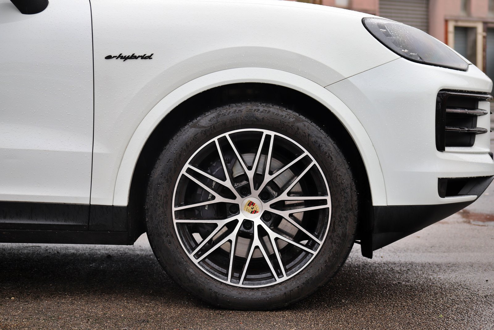 Jante et aile avant d'un Porsche Cayenne E-Hybrid blanc