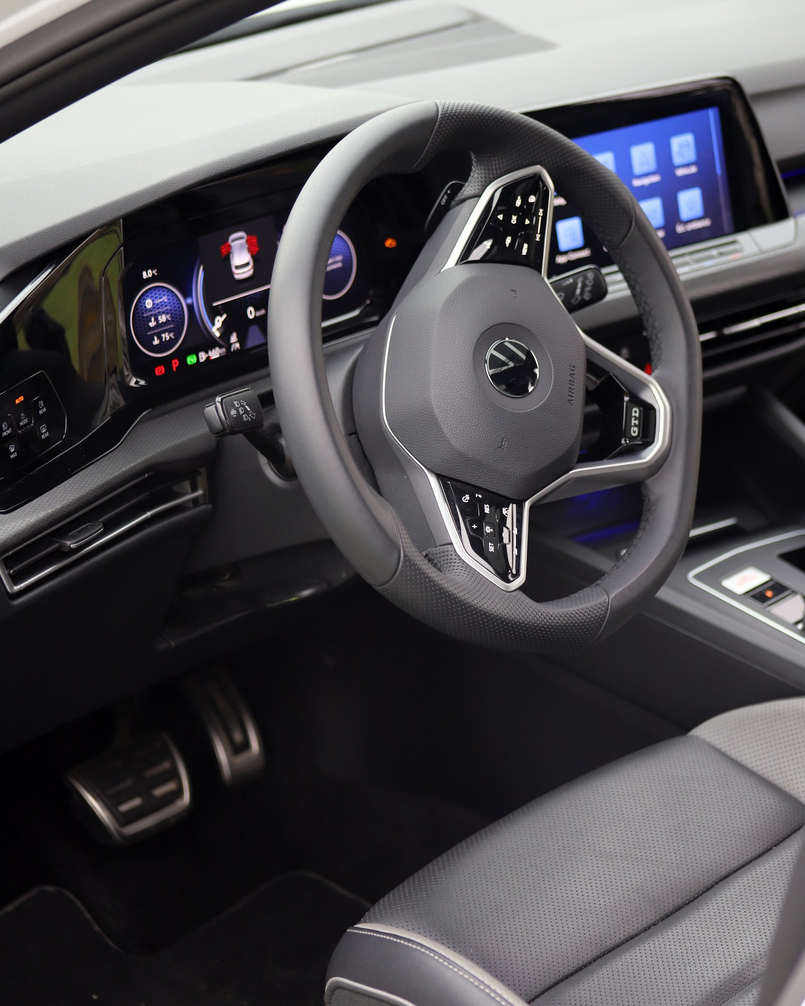 Volant et compteurs numériques d'une Volkswagen Golf 8 GTD