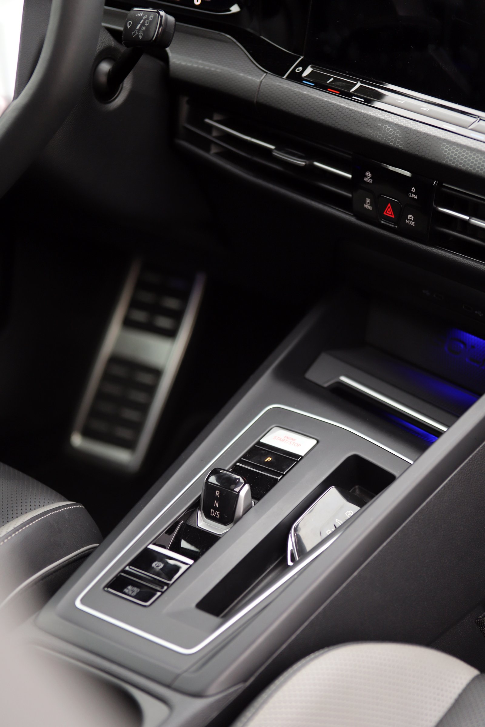 Détail de la console centrale d'une Volkswagen Golf 8