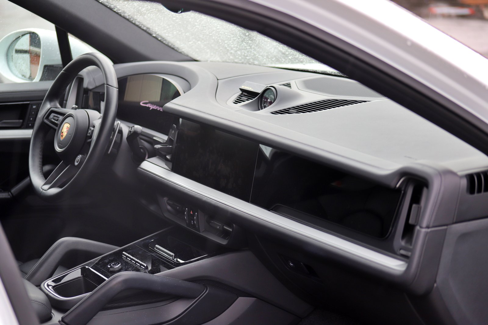 Planche de bord et volant d'un Porsche Cayenne Coupé, photo intérieure soignée