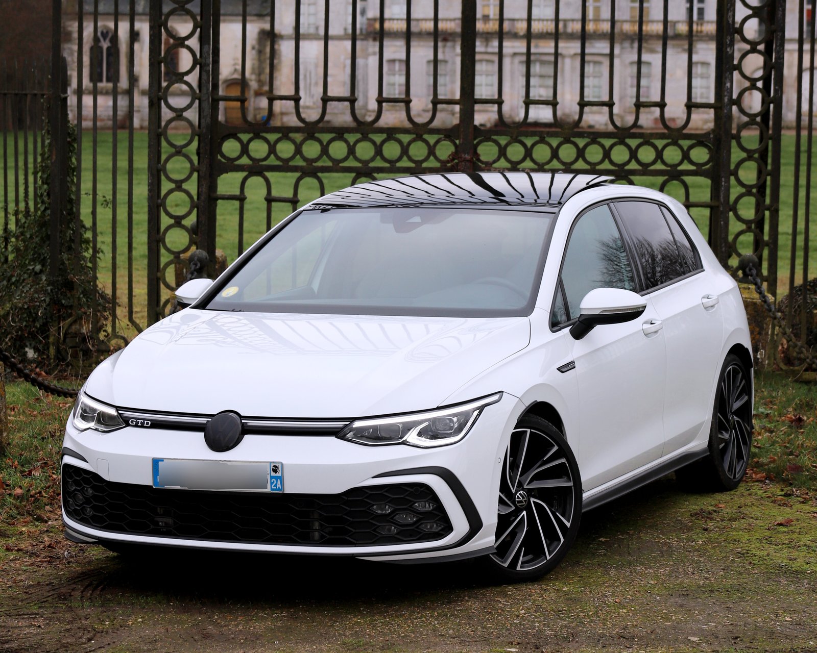 Volkswagen Golf 8 GTD blanche vue de trois quarts avant, photo d'annonce Mapelli Automobile